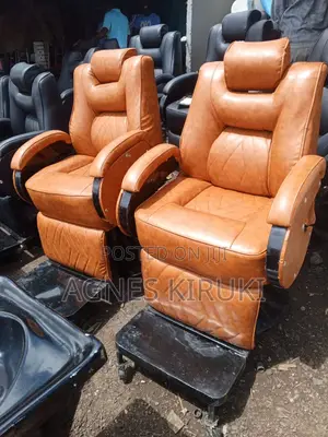 Kinyozi Seat