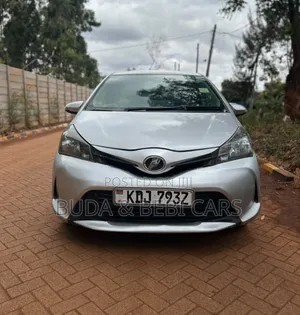 Toyota Vitz 2016 Silver