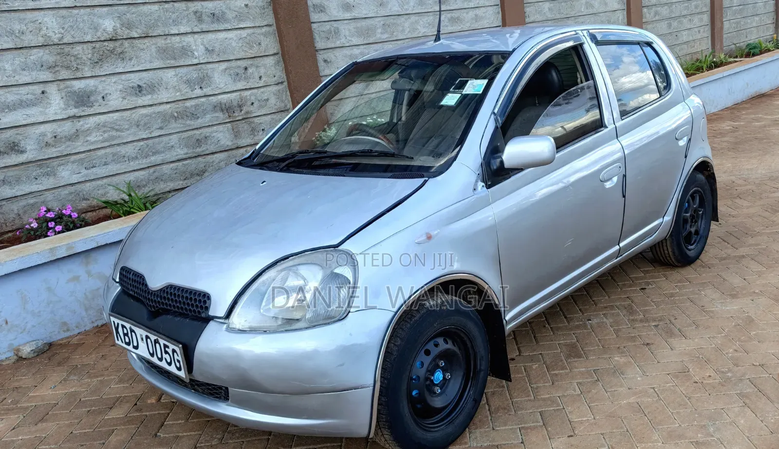 Toyota Vitz 2000 Silver