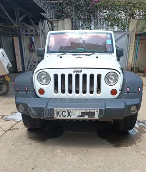 Jeep Wrangler Unlimited Sport 2012 White
