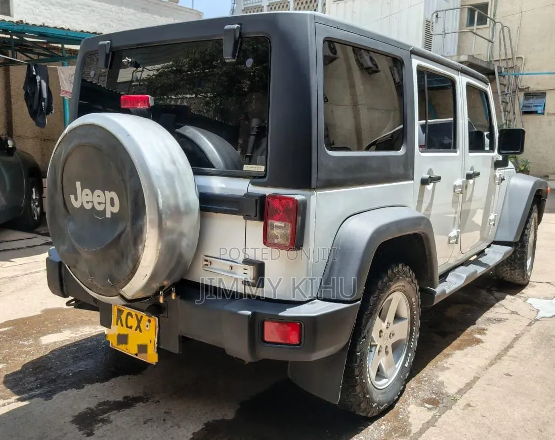 Jeep Wrangler Unlimited Sport 2012 White