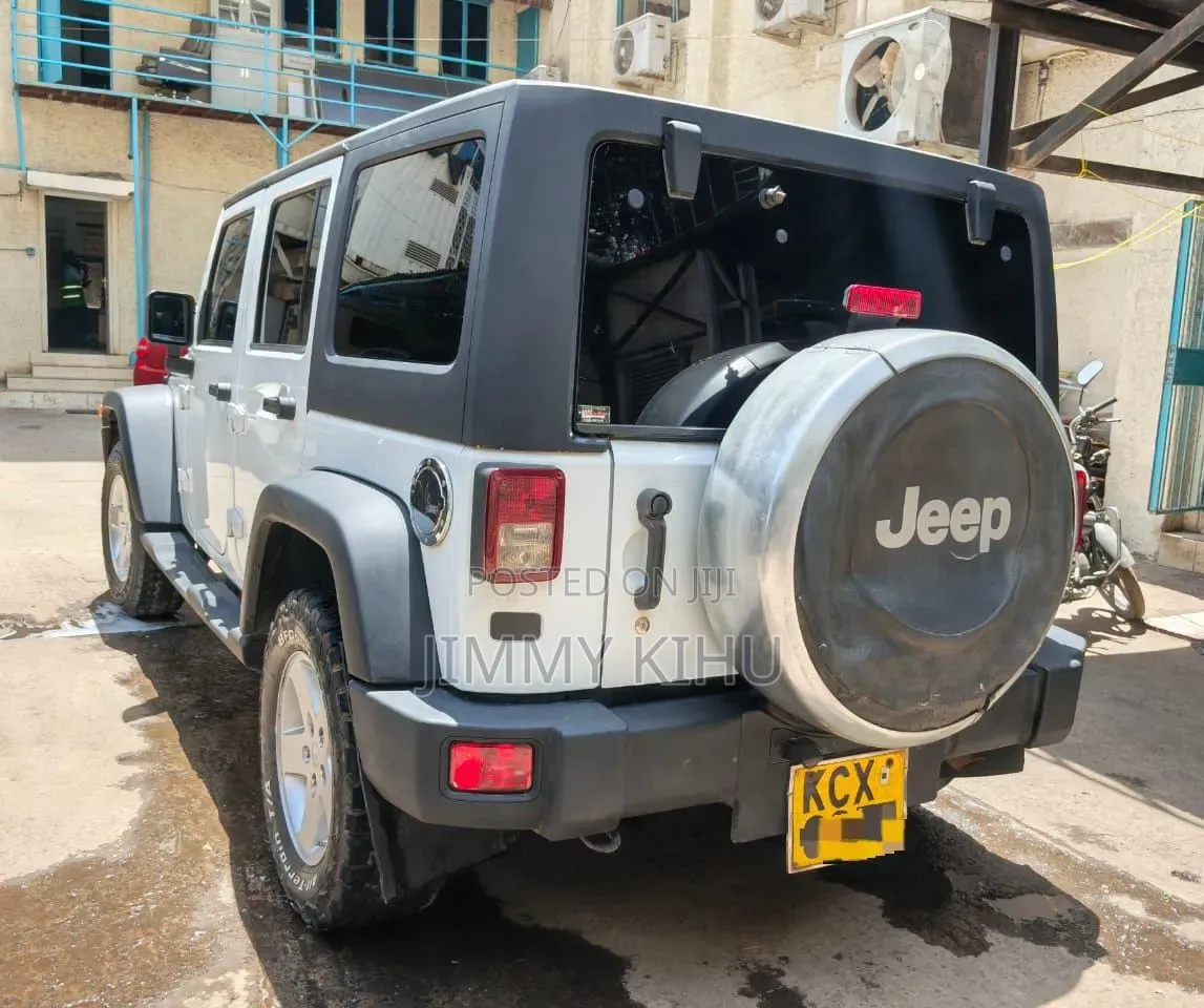Jeep Wrangler Unlimited Sport 2012 White