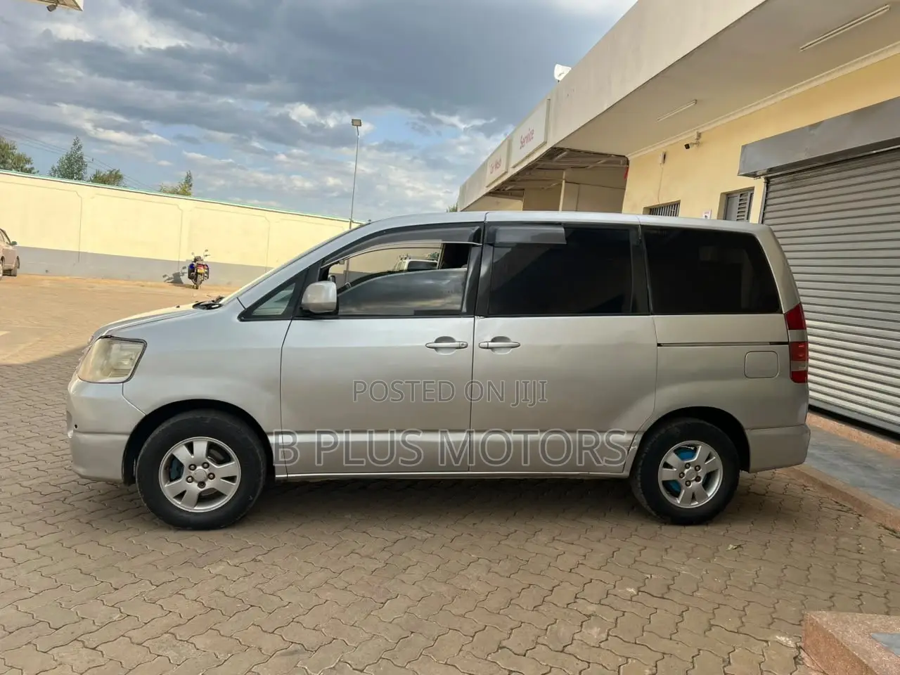 Toyota Noah 2002 Silver