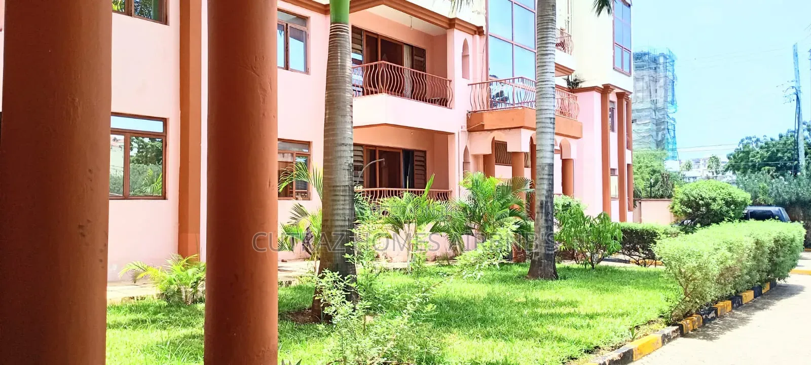 Executive Three Bedrooms Nyali Centre With a Swimming Pool