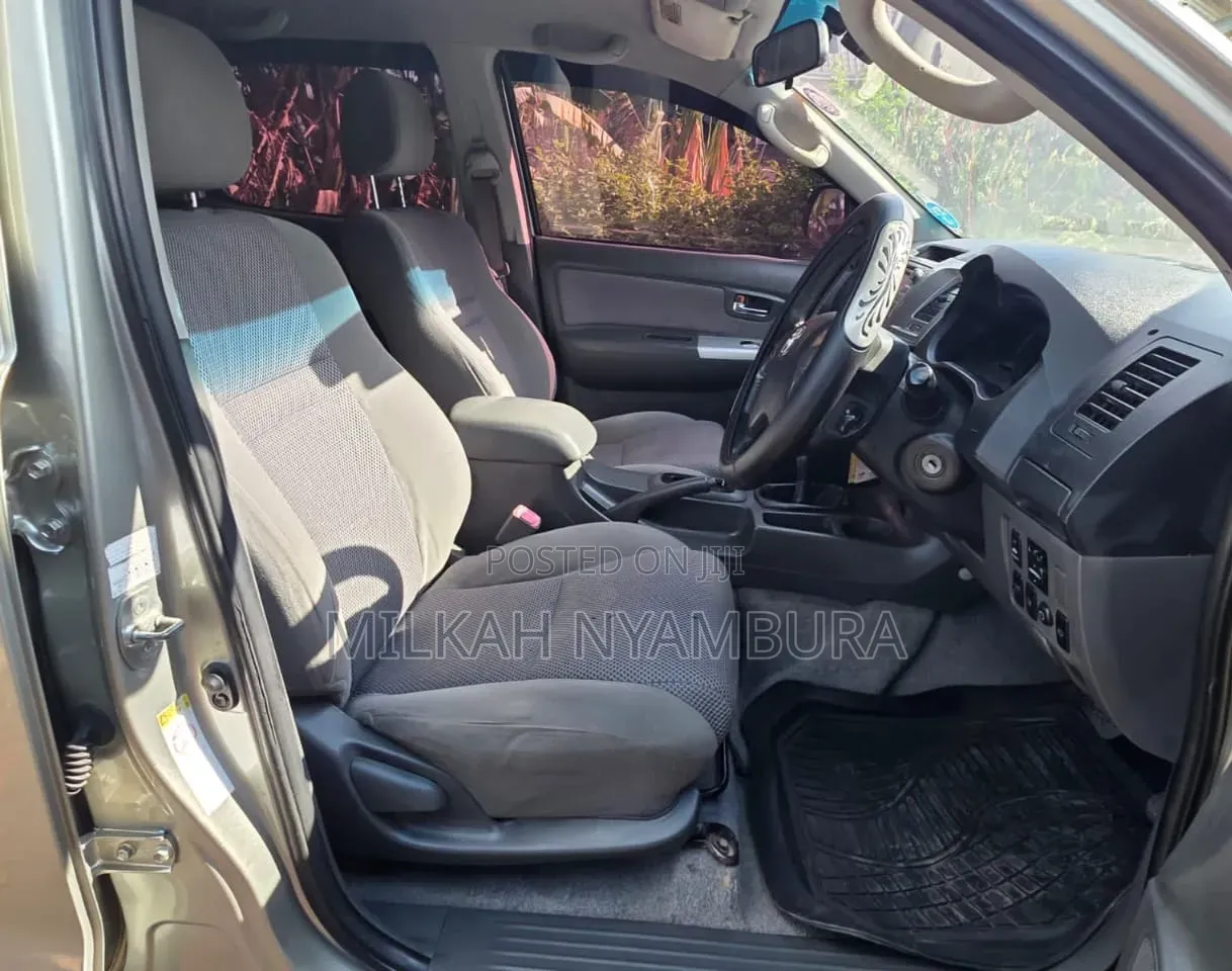 Toyota Hilux 2013 Silver