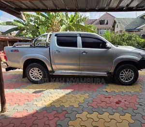 Toyota Hilux 2013 Silver