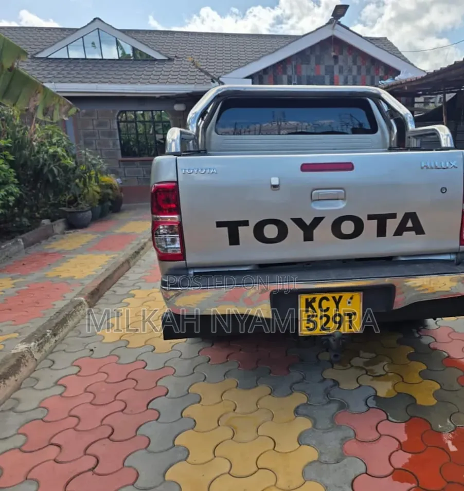 Toyota Hilux 2013 Silver