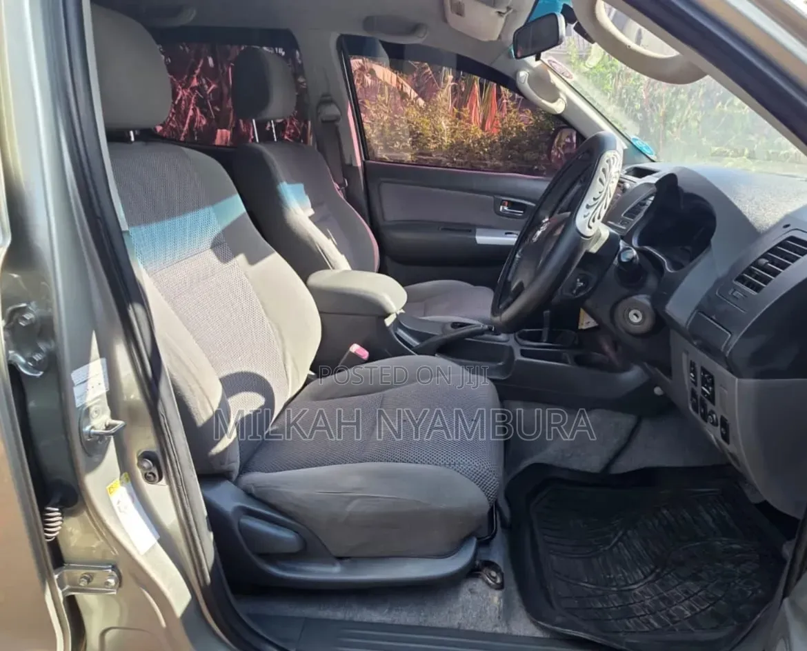Toyota Hilux 2013 Silver