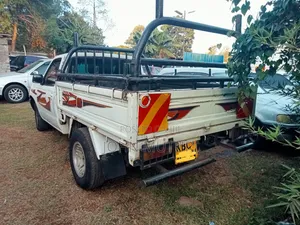 Nissan Hardbody 2004 White