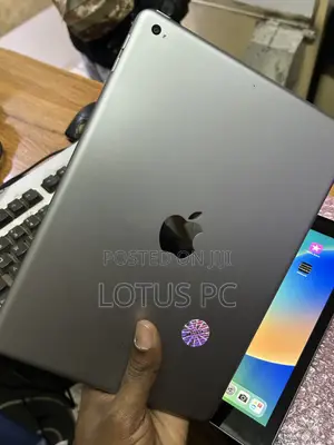 Apple iPad 9.7 128 GB Gray