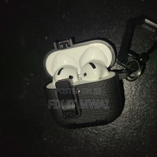 Apple AirPods 4 - main view