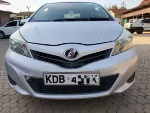 Toyota Vitz 2014 Silver
