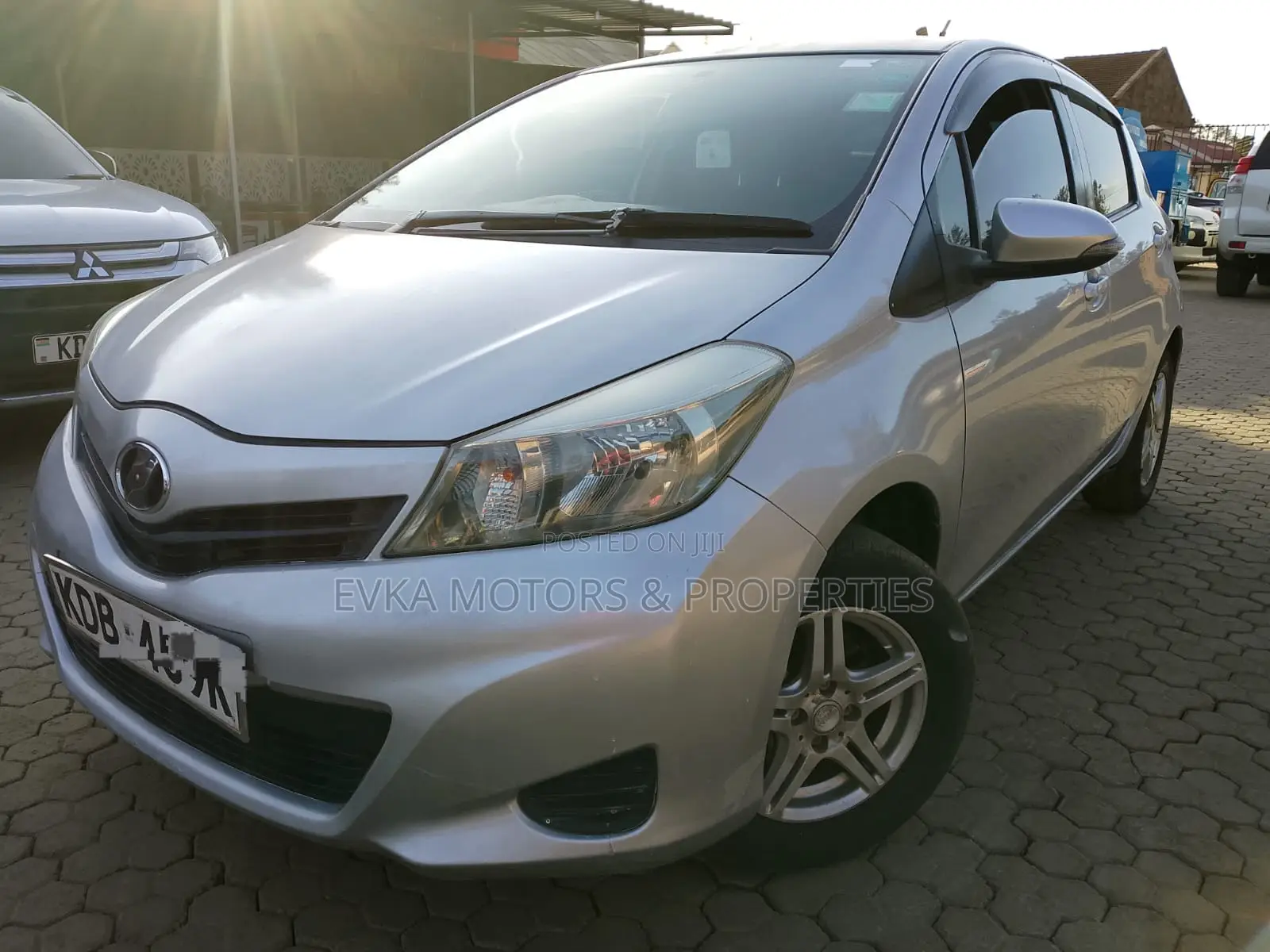 Toyota Vitz 2014 Silver