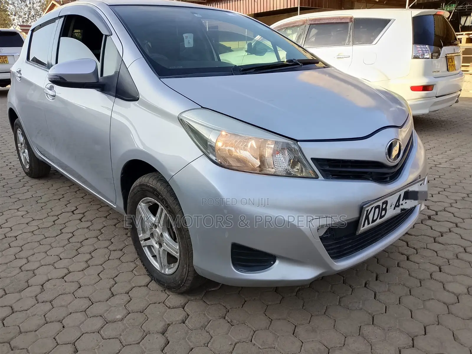 Toyota Vitz 2014 Silver