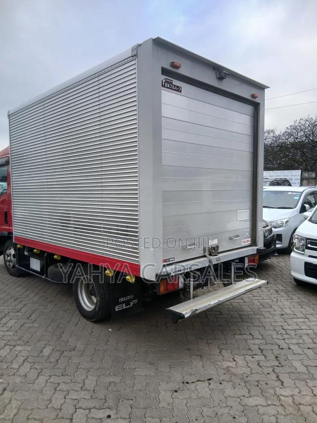 Isuzu Elf Truck - thumbnail 3