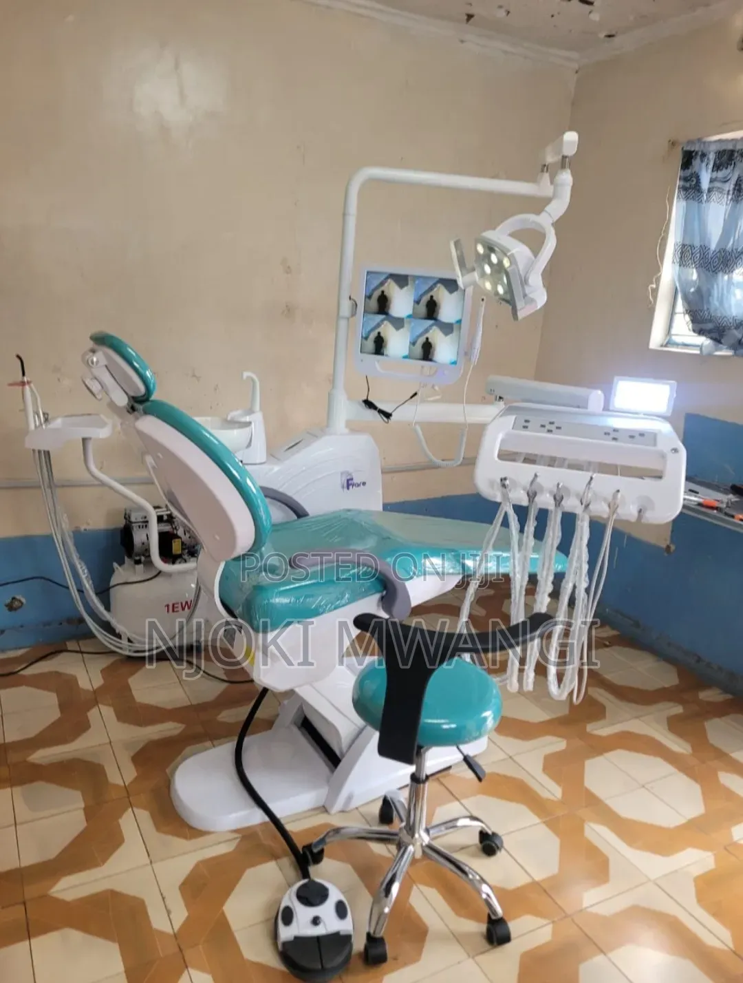 Dental Unit With Compressor