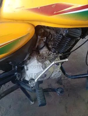 Bajaj Boxer 125 2023 Yellow