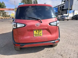 Toyota Sienta 1.5 FWD (6-seater) 2017 Maroon