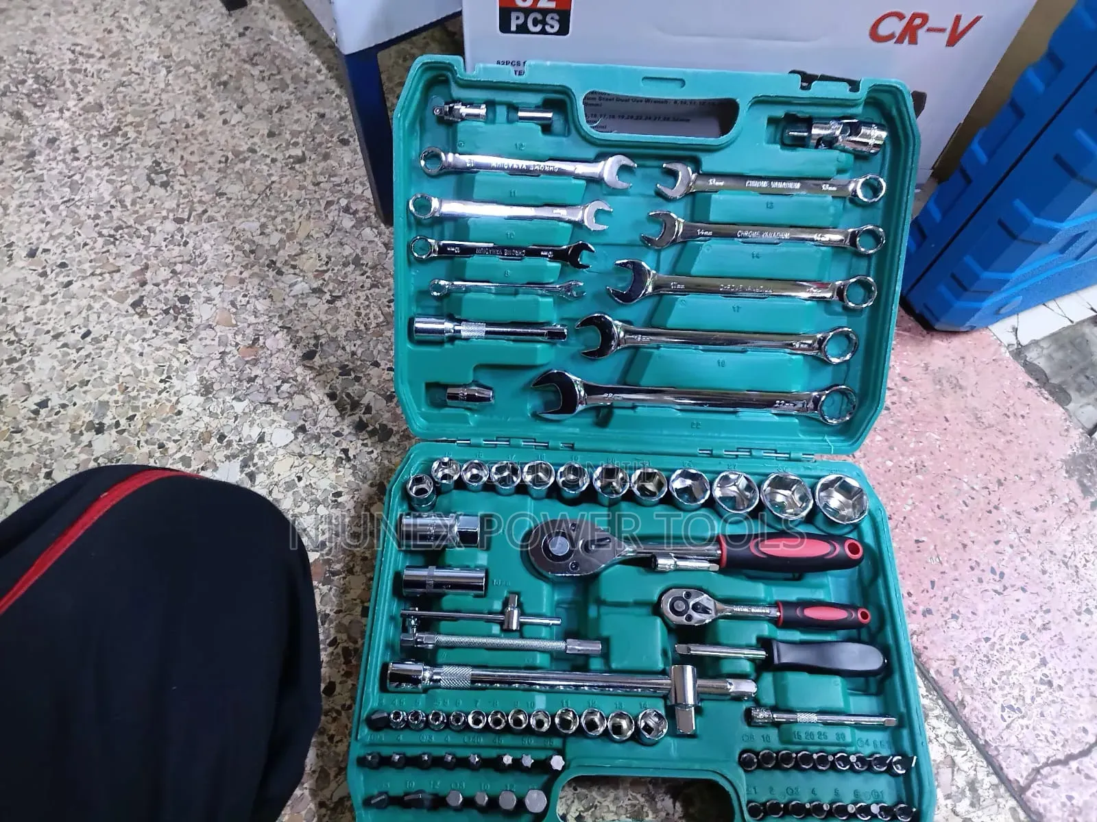 82-Piece Chrome Vanadium (Cr-V) Socket and Wrench Tool Set