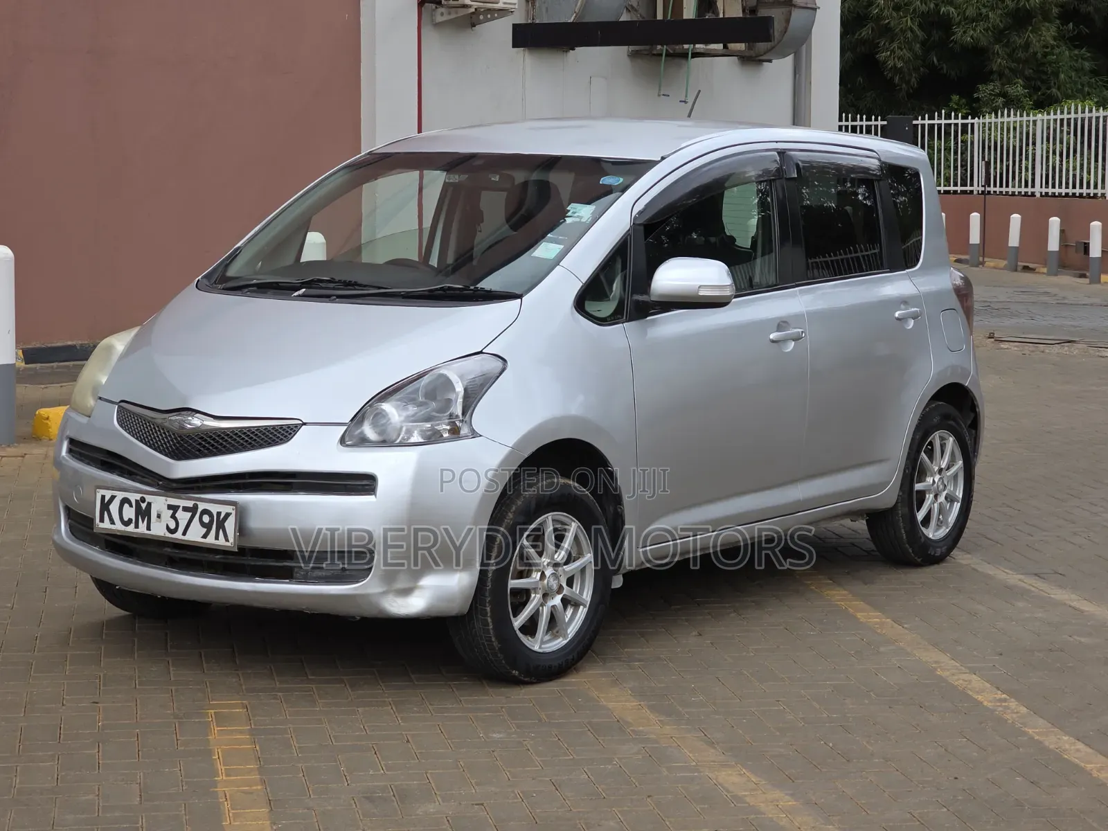 Toyota Ractis 2010 Silver
