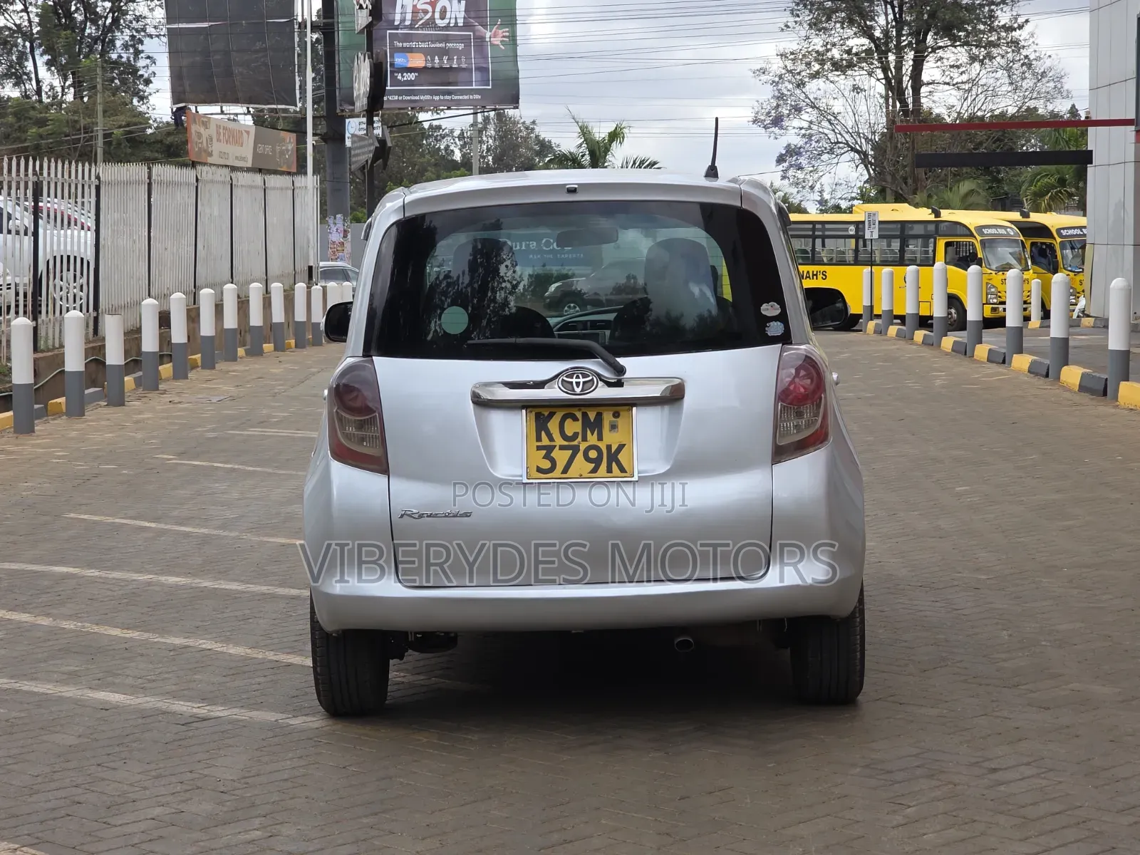 Toyota Ractis 2010 Silver