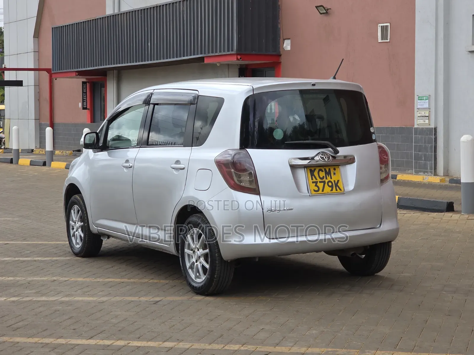Toyota Ractis 2010 Silver