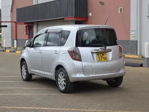 Toyota Ractis 2010 Silver