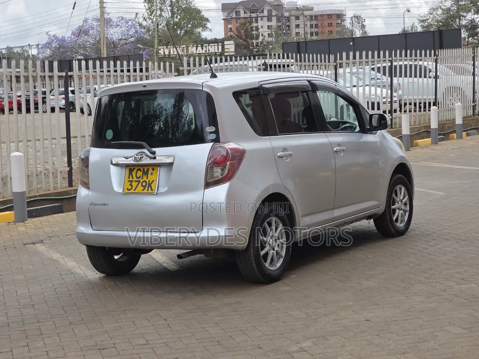 Toyota Ractis 2010 Silver