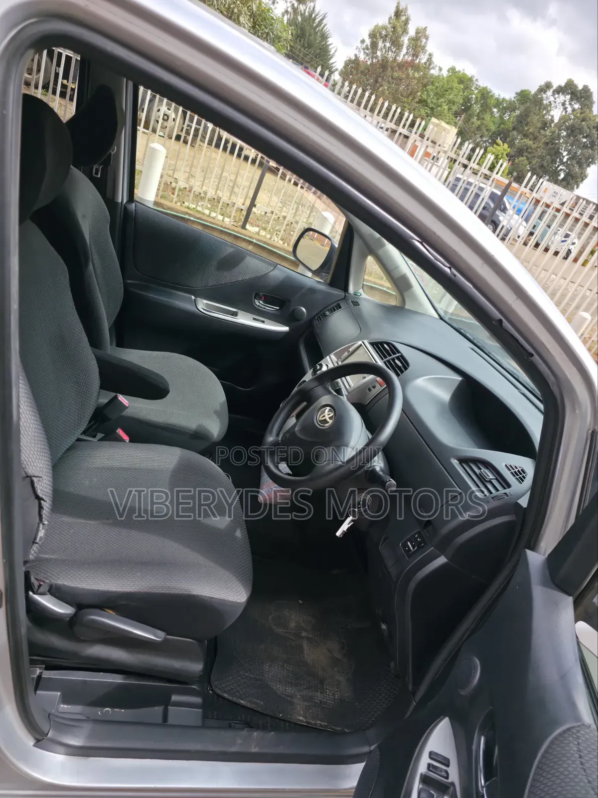 Toyota Ractis 2010 Silver