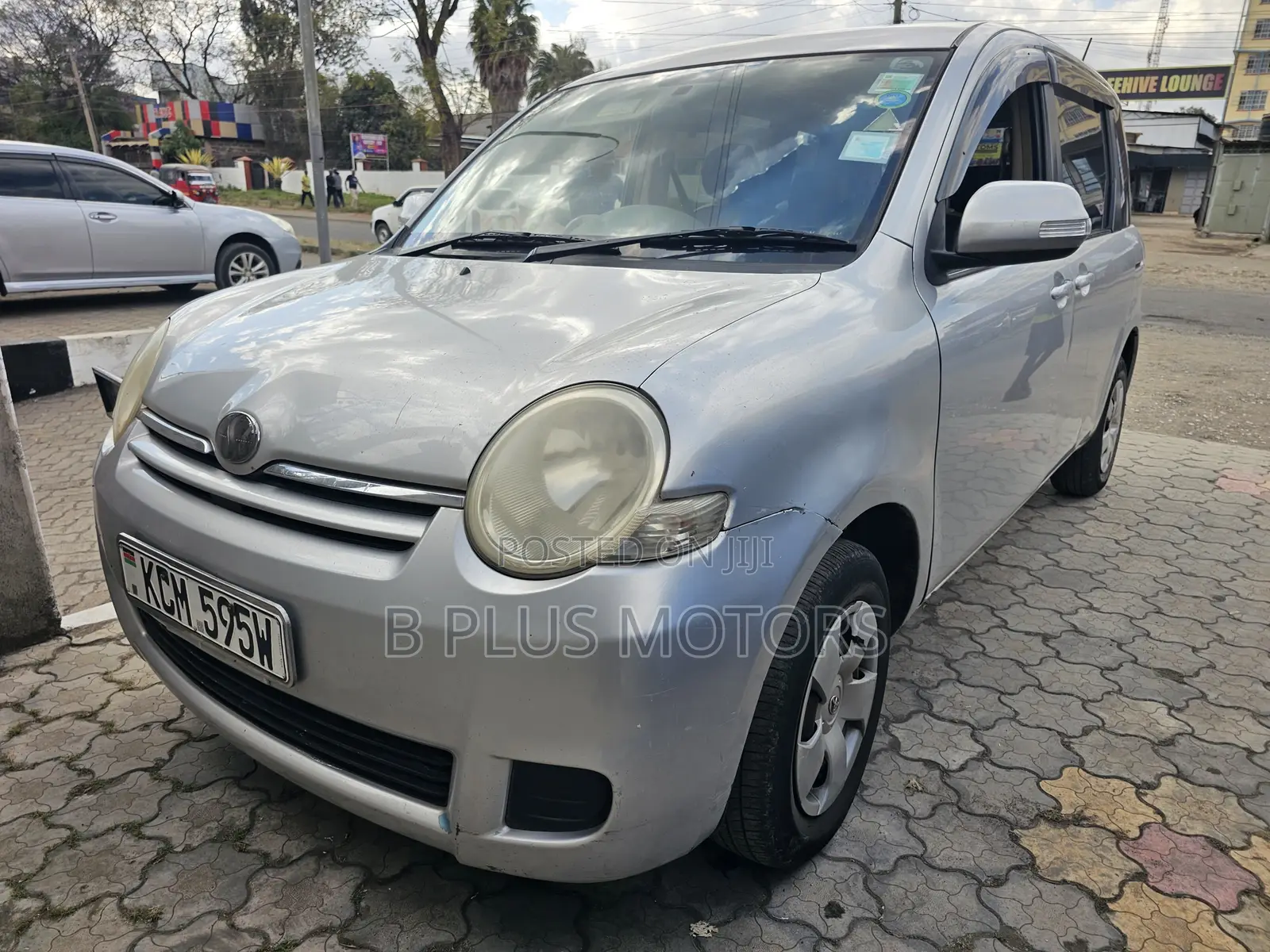 Toyota Sienta 2010 Silver