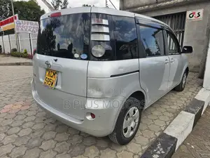 Toyota Sienta 2010 Silver