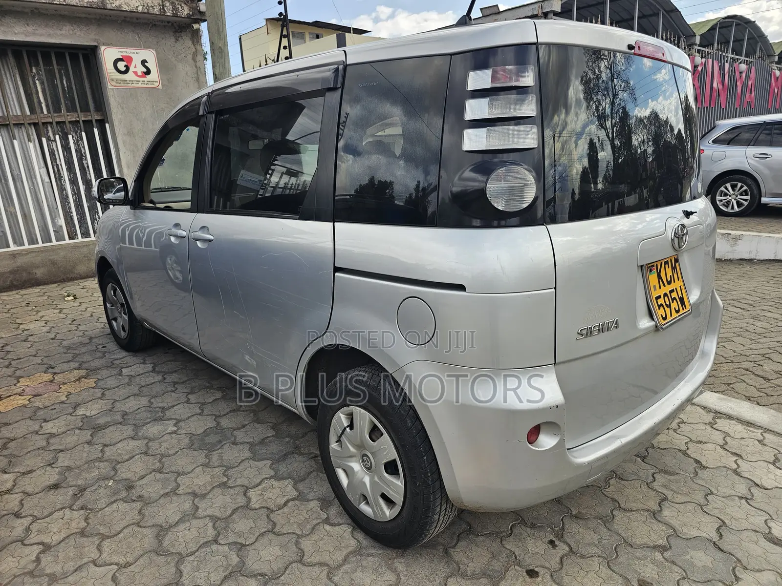 Toyota Sienta 2010 Silver