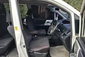 Toyota Noah 2011