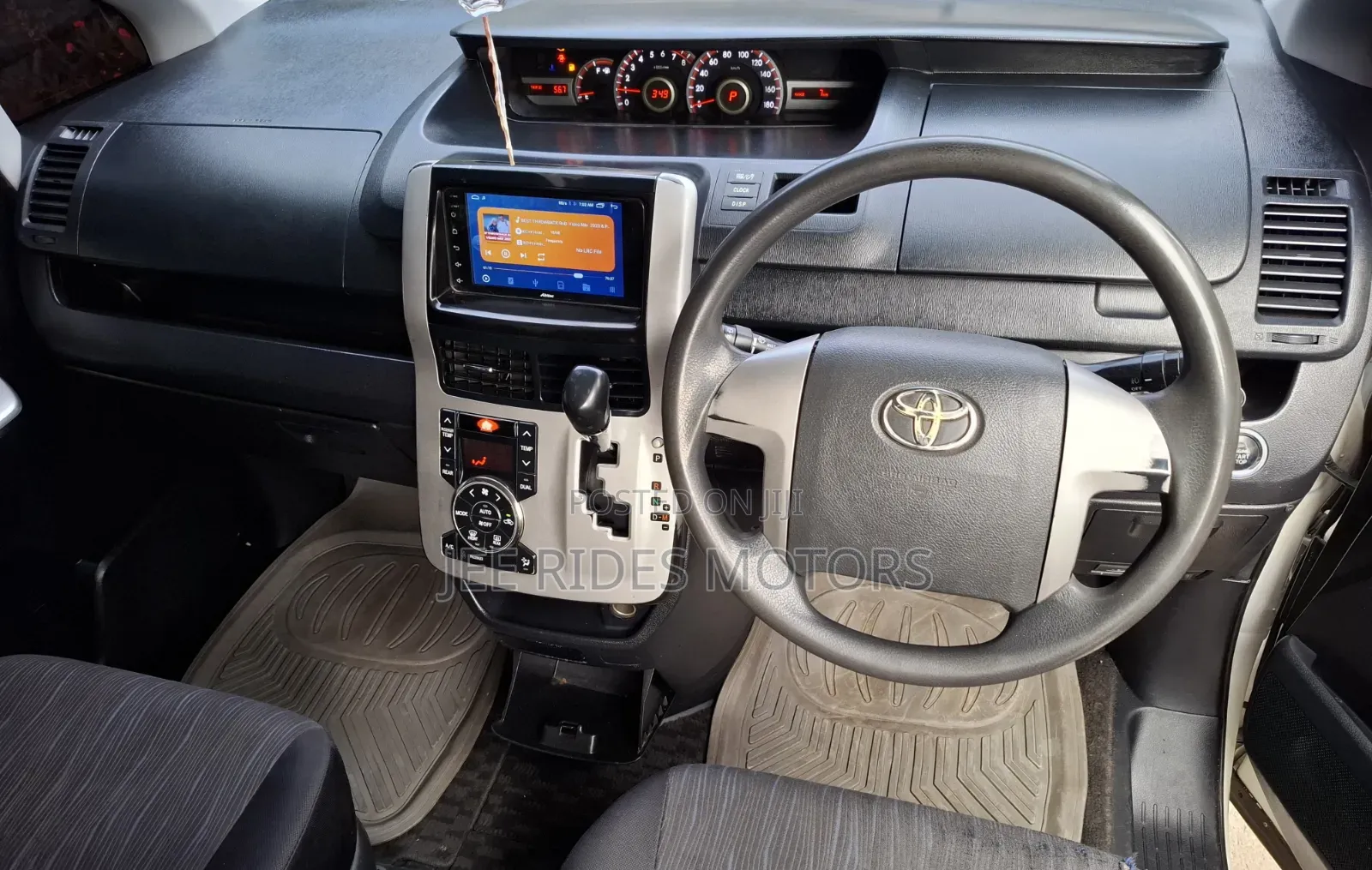 Toyota Noah 2011