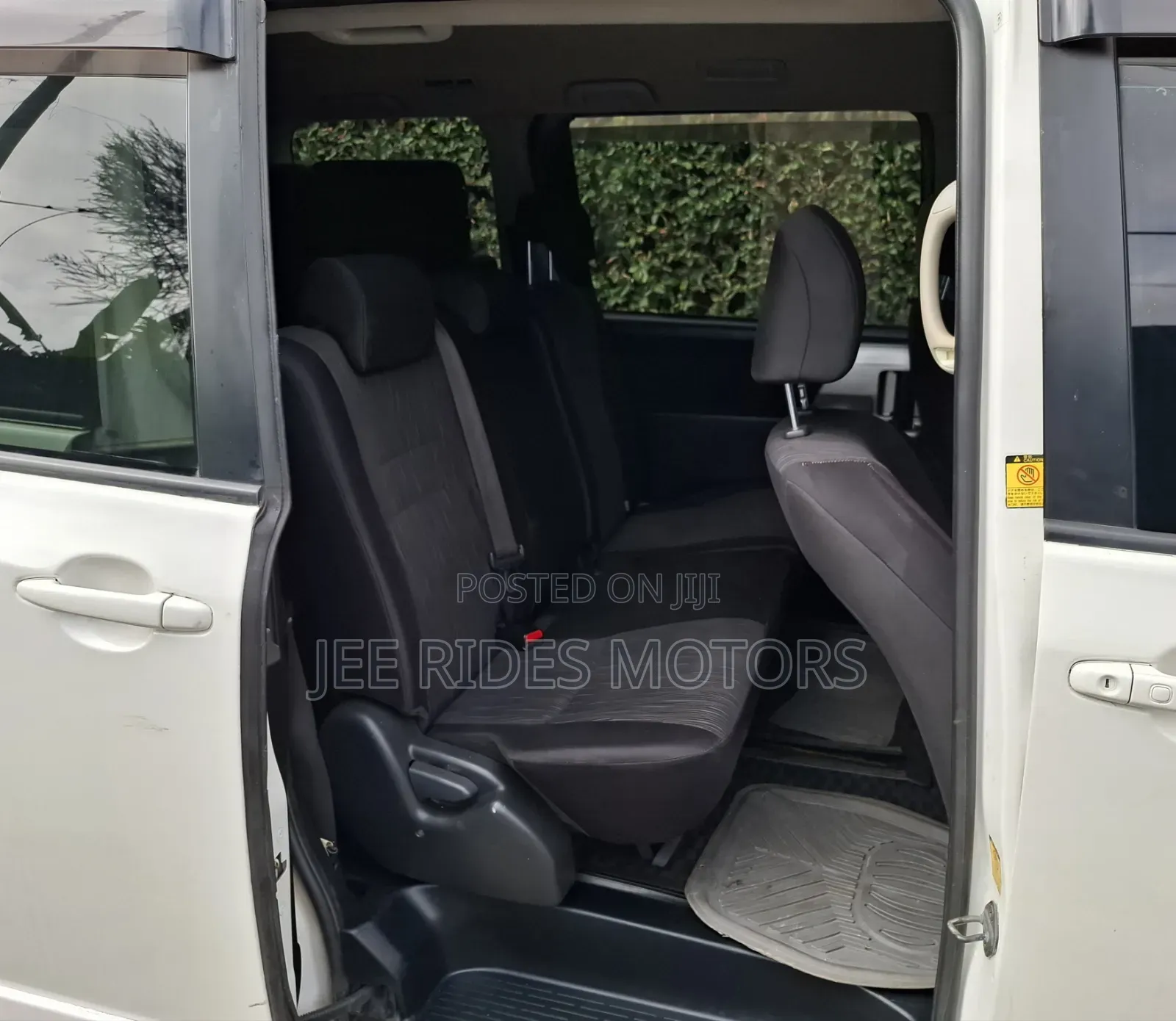 Toyota Noah 2011