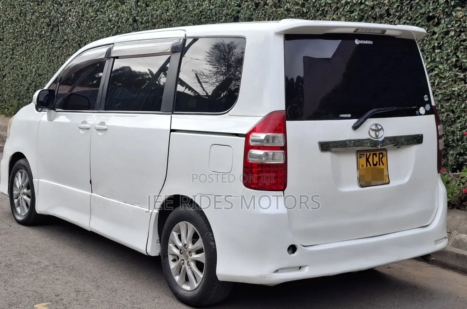 Toyota Noah 2011