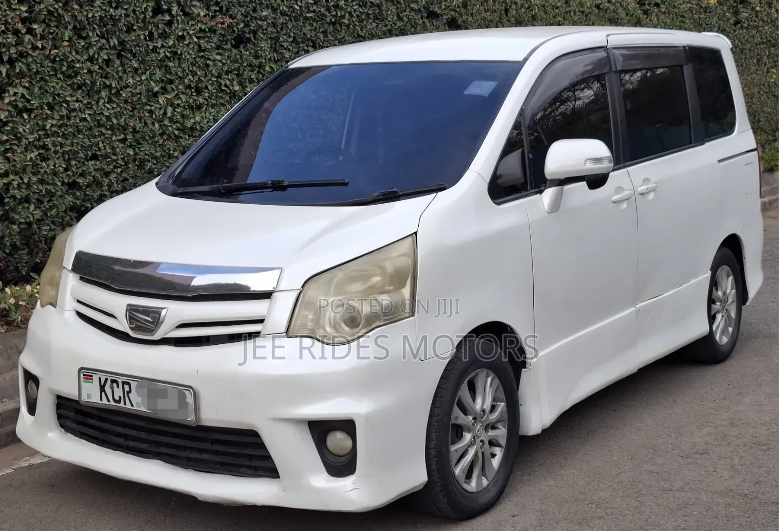 Toyota Noah 2011
