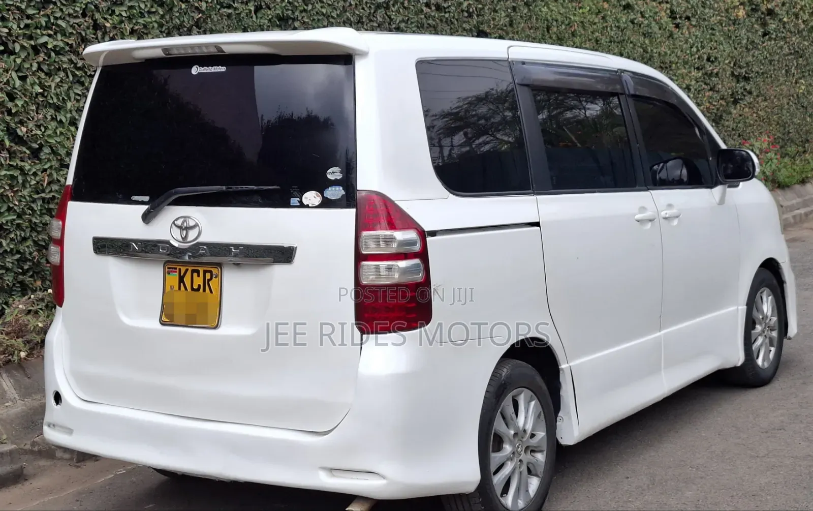 Toyota Noah 2011