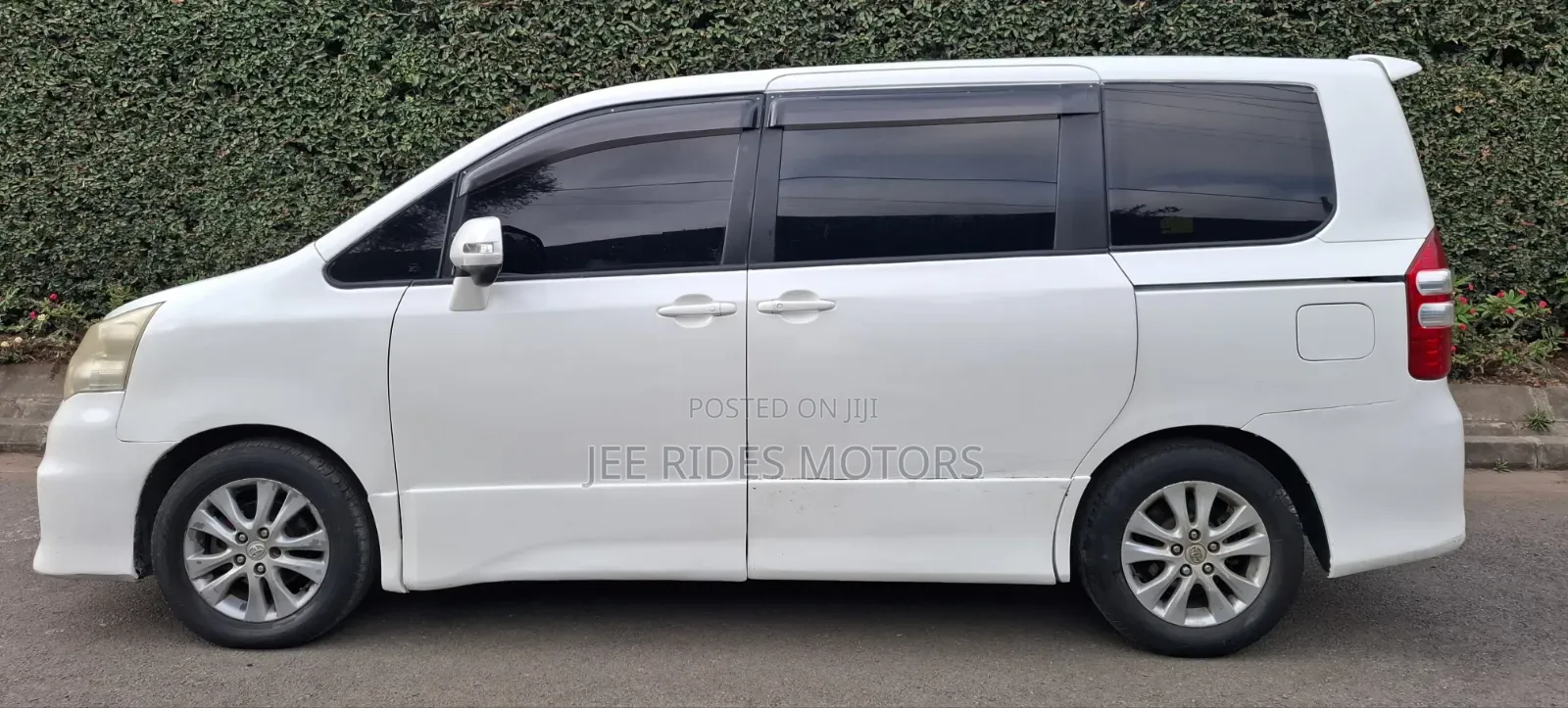 Toyota Noah 2011
