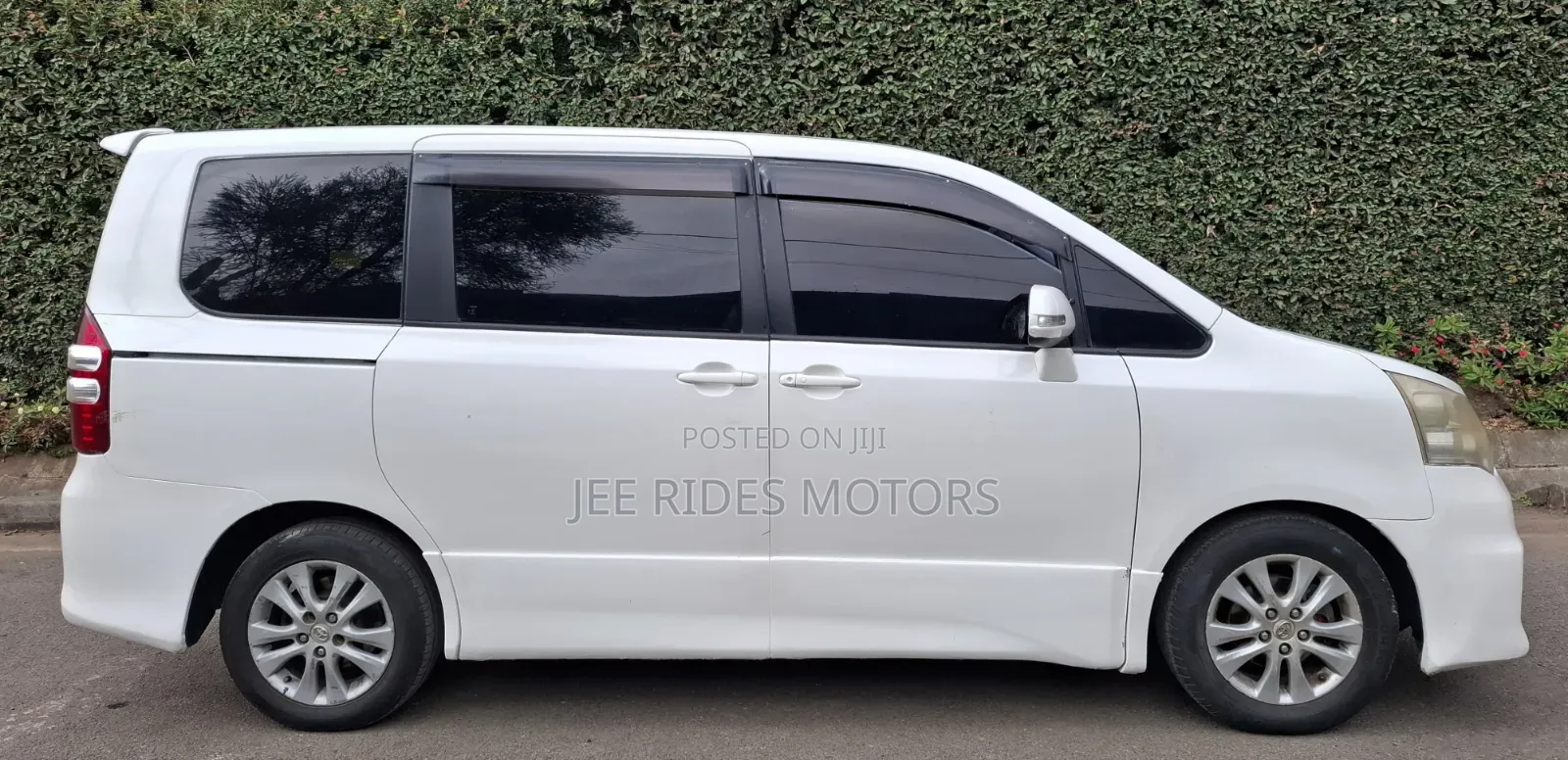 Toyota Noah 2011