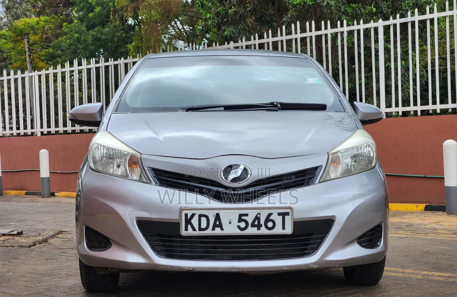 Toyota Vitz 2013 Silver
