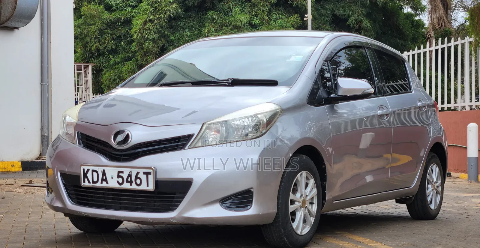 Toyota Vitz 2013 Silver