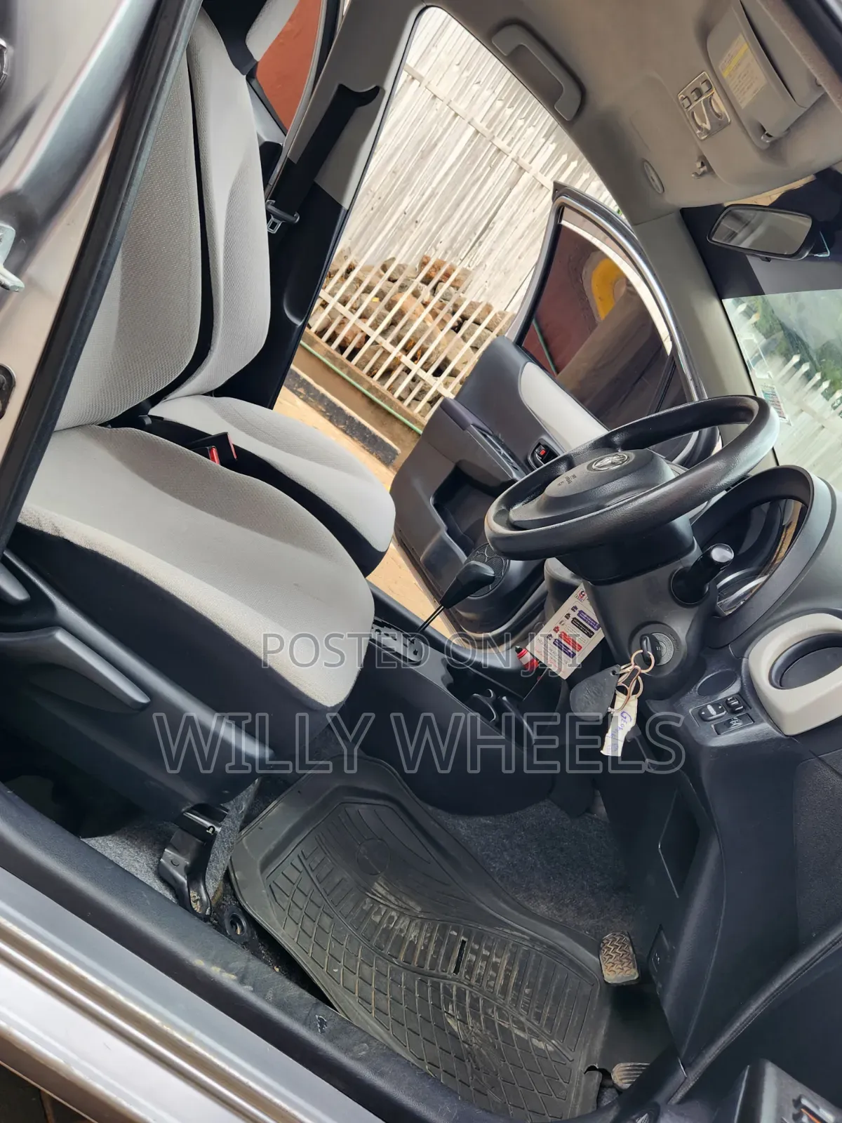 Toyota Vitz 2013 Silver