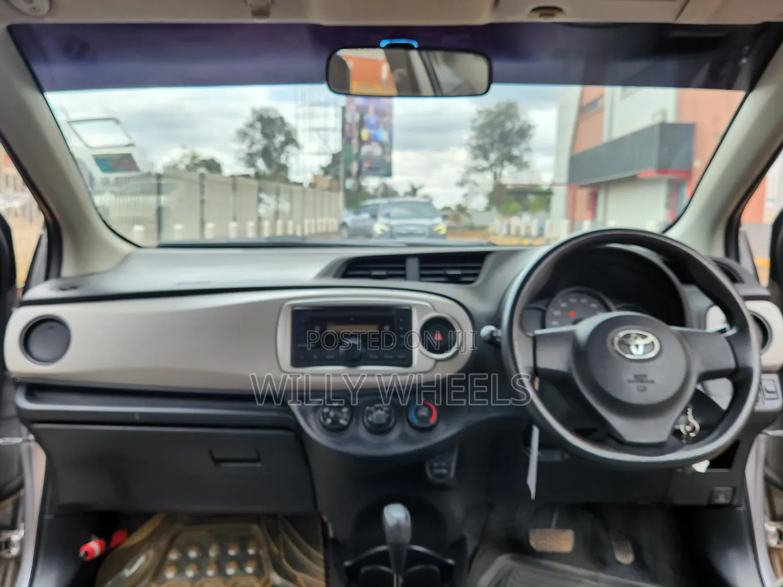Toyota Vitz 2013 Silver