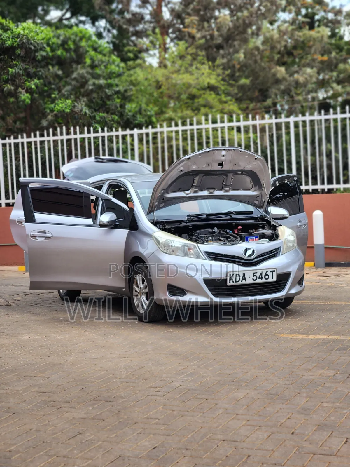 Toyota Vitz 2013 Silver
