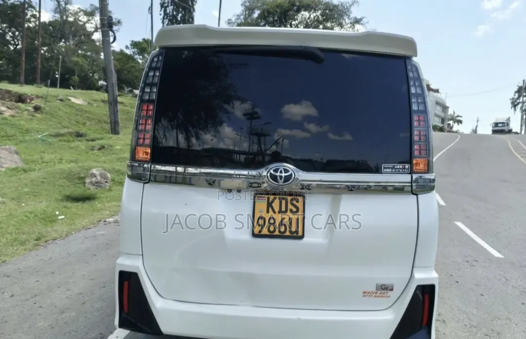 Toyota Noah 2017 White