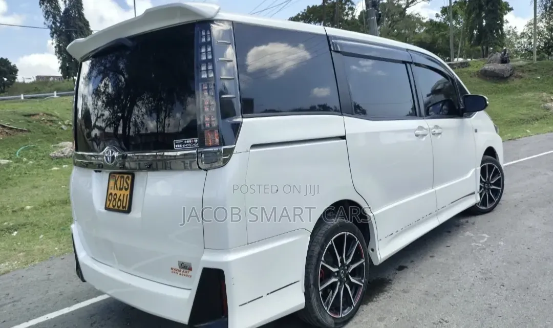 Toyota Noah 2017 White