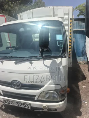 Isuzu ELF Truck 2013 White