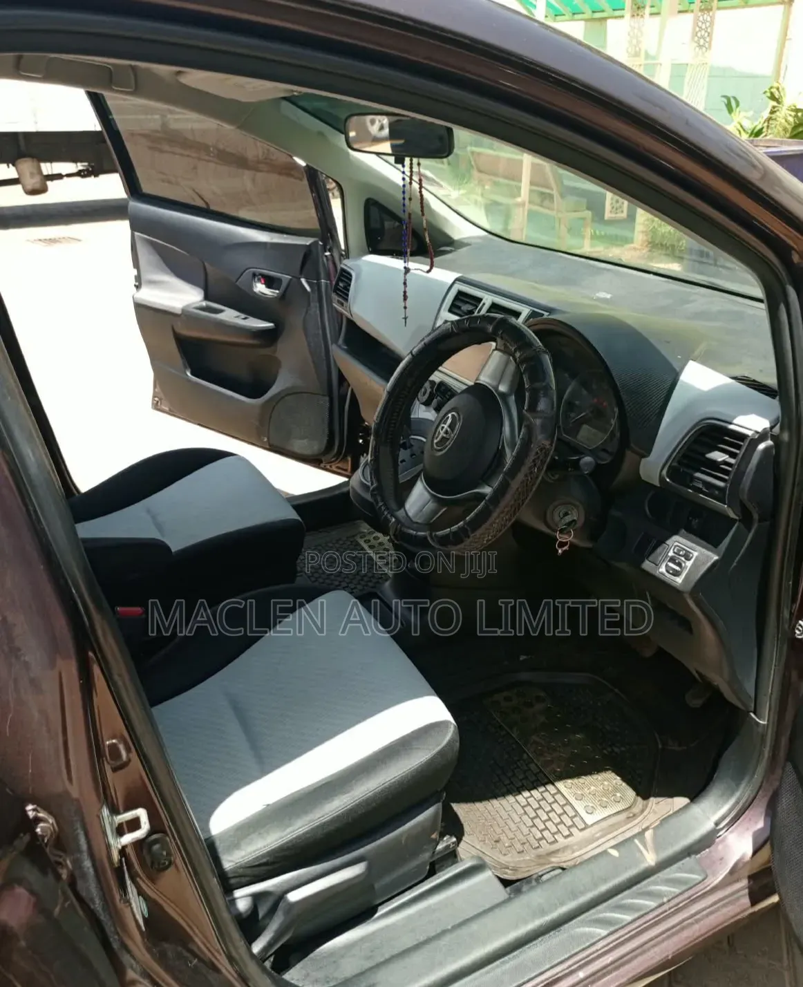 Toyota Ractis 2012 Maroon