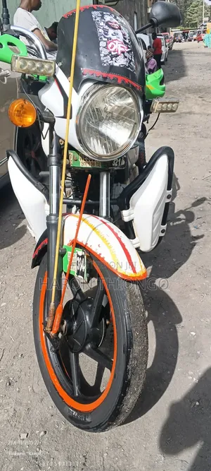 Bajaj Boxer 150 UG 2025 White